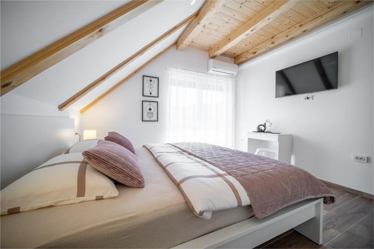 Villa Nesa - Beautiful Guest House At Continental Croatia With Outdoor Swimming Pool, Sauna And 3 Bedrooms Plaski Exterior photo